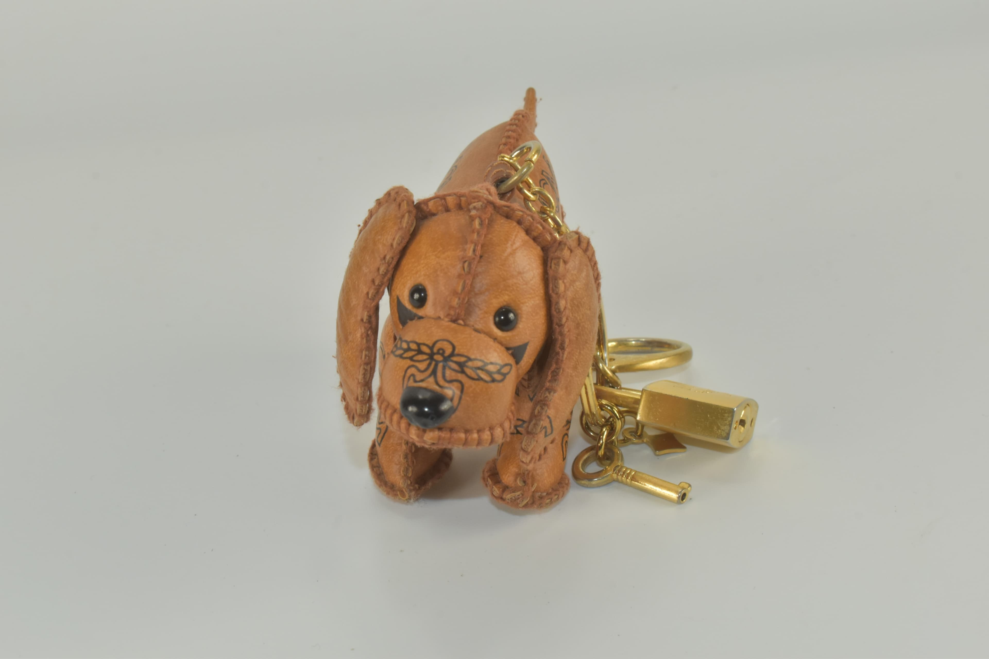 ✅MCM ANHÄNGER SCHLÜSSELANHÄNGER LEDER HUND COGNAC 2630